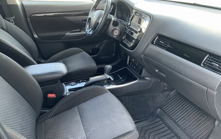 Mitsubishi Outlander III рестайлинг 3, 2019 год, 2 090 000 рублей, 13 фотография