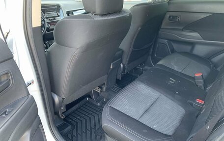 Mitsubishi Outlander III рестайлинг 3, 2019 год, 2 090 000 рублей, 14 фотография