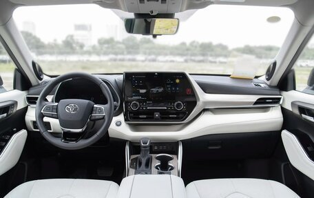 Toyota Highlander, 2025 год, 4 681 945 рублей, 24 фотография