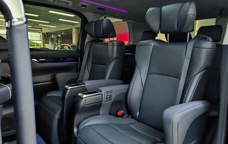 Toyota Vellfire, 2023 год, 8 500 000 рублей, 13 фотография