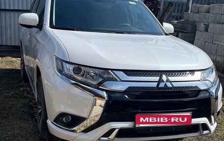 Mitsubishi Outlander III рестайлинг 3, 2022 год, 2 550 000 рублей, 10 фотография