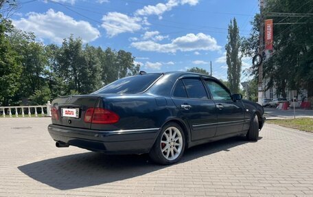 Mercedes-Benz E-Класс, 1997 год, 390 000 рублей, 2 фотография