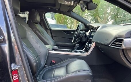 Jaguar XE I рестайлинг, 2022 год, 2 800 000 рублей, 13 фотография