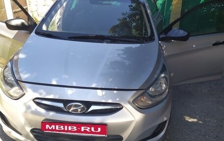 Hyundai Solaris II рестайлинг, 2012 год, 800 000 рублей, 3 фотография