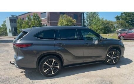 Toyota Highlander, 2021 год, 3 250 000 рублей, 2 фотография
