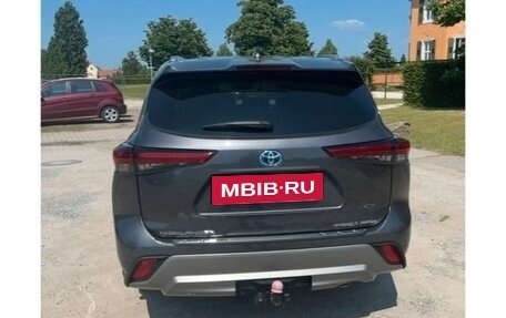 Toyota Highlander, 2021 год, 3 250 000 рублей, 4 фотография