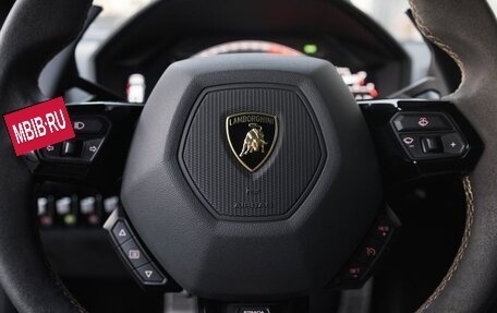 Lamborghini Huracán, 2022 год, 25 000 000 рублей, 11 фотография
