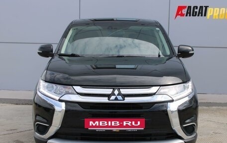 Mitsubishi Outlander III рестайлинг 3, 2018 год, 1 988 000 рублей, 2 фотография