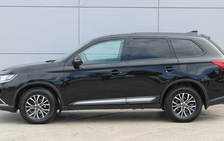 Mitsubishi Outlander III рестайлинг 3, 2018 год, 1 988 000 рублей, 11 фотография