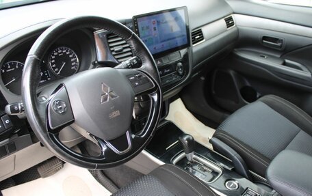 Mitsubishi Outlander III рестайлинг 3, 2018 год, 1 988 000 рублей, 16 фотография