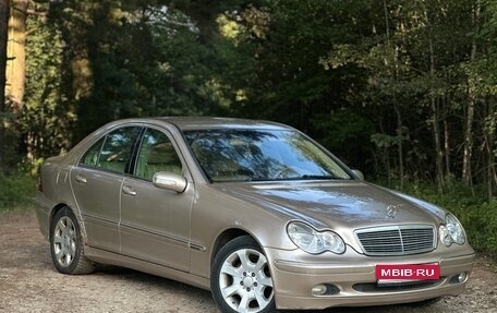 Mercedes-Benz C-Класс, 2004 год, 450 000 рублей, 1 фотография