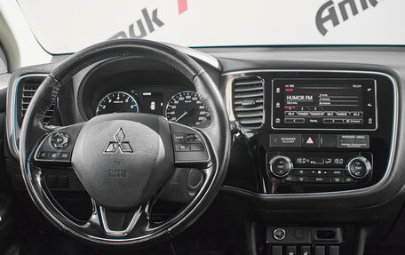 Mitsubishi Outlander III рестайлинг 3, 2018 год, 2 450 000 рублей, 10 фотография