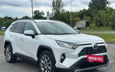 Toyota RAV4, 2020 год, 2 990 000 рублей, 13 фотография