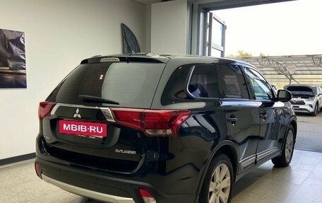 Mitsubishi Outlander III рестайлинг 3, 2016 год, 1 870 000 рублей, 6 фотография