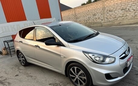 Hyundai Solaris II рестайлинг, 2011 год, 680 000 рублей, 1 фотография