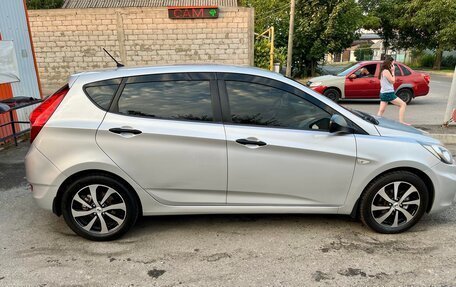Hyundai Solaris II рестайлинг, 2011 год, 680 000 рублей, 3 фотография