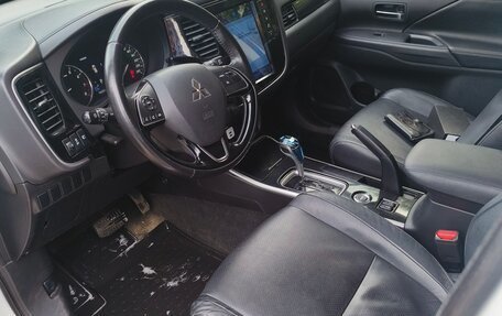 Mitsubishi Outlander III рестайлинг 3, 2017 год, 2 030 000 рублей, 9 фотография