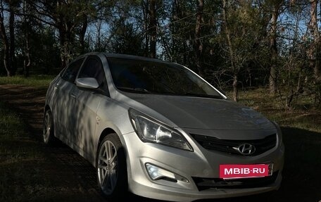 Hyundai Solaris II рестайлинг, 2015 год, 860 000 рублей, 2 фотография