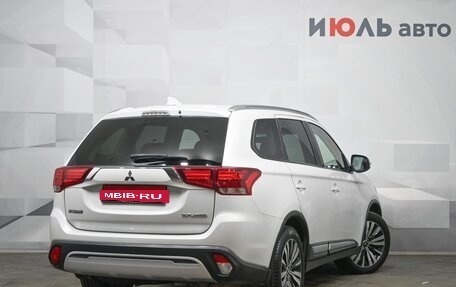 Mitsubishi Outlander III рестайлинг 3, 2019 год, 2 500 000 рублей, 7 фотография