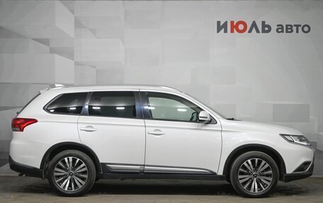 Mitsubishi Outlander III рестайлинг 3, 2019 год, 2 500 000 рублей, 9 фотография