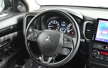 Mitsubishi Outlander III рестайлинг 3, 2019 год, 2 500 000 рублей, 13 фотография