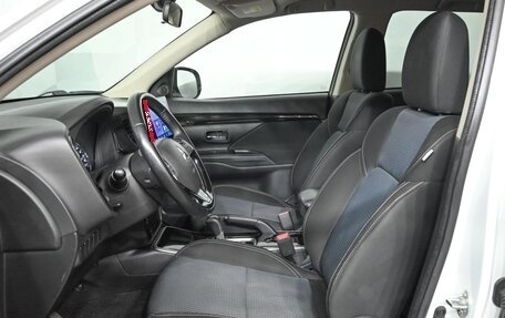 Mitsubishi Outlander III рестайлинг 3, 2019 год, 2 500 000 рублей, 20 фотография