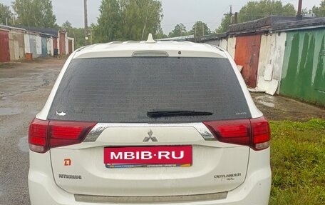 Mitsubishi Outlander III рестайлинг 3, 2017 год, 2 000 000 рублей, 2 фотография