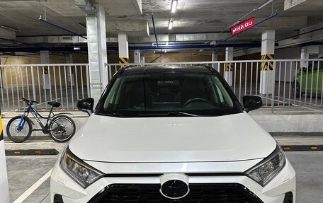 Toyota RAV4, 2021 год, 3 280 000 рублей, 2 фотография