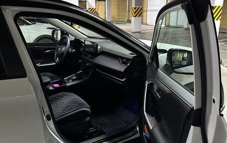 Toyota RAV4, 2021 год, 3 280 000 рублей, 10 фотография