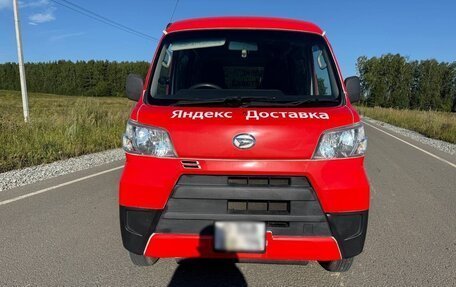 Daihatsu Hijet X, 2018 год, 768 000 рублей, 2 фотография