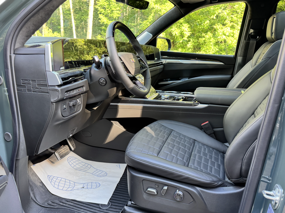 Cadillac Escalade V, 2025 год, 33 000 000 рублей, 26 фотография