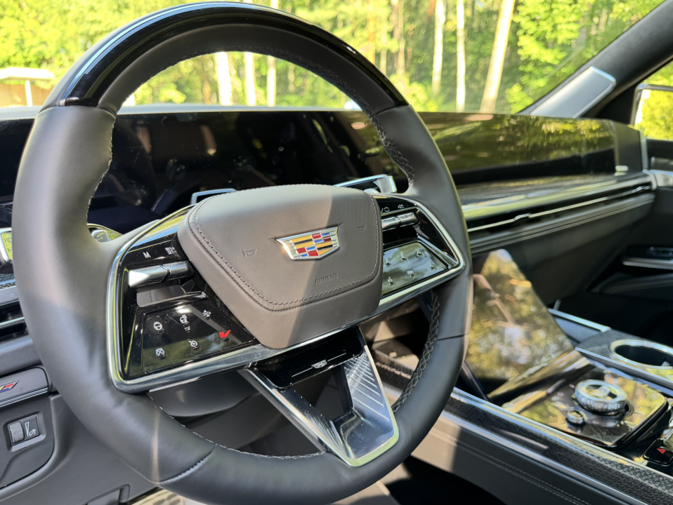 Cadillac Escalade V, 2025 год, 33 000 000 рублей, 25 фотография