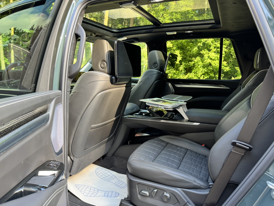 Cadillac Escalade V, 2025 год, 33 000 000 рублей, 31 фотография