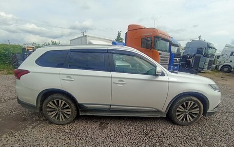 Mitsubishi Outlander III рестайлинг 3, 2019 год, 1 980 000 рублей, 3 фотография