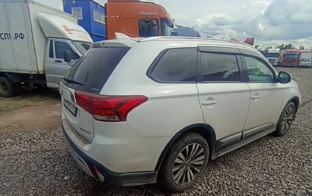 Mitsubishi Outlander III рестайлинг 3, 2019 год, 1 980 000 рублей, 2 фотография