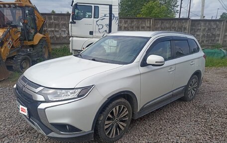 Mitsubishi Outlander III рестайлинг 3, 2019 год, 1 980 000 рублей, 4 фотография