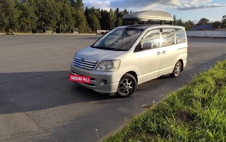 Toyota Noah III, 2002 год, 589 000 рублей, 3 фотография