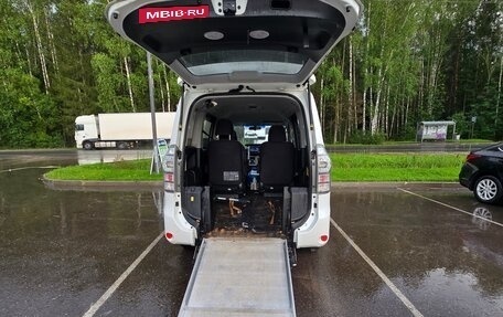 Toyota Voxy II, 2012 год, 1 800 000 рублей, 5 фотография