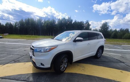 Toyota Highlander III, 2015 год, 3 000 000 рублей, 2 фотография