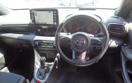 Toyota Yaris, 2021 год, 1 325 000 рублей, 21 фотография