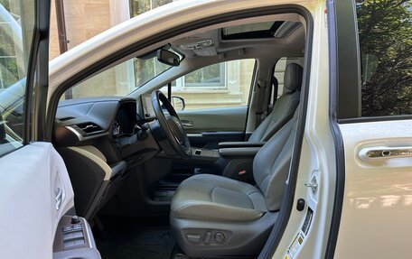 Toyota Sienna, 2021 год, 3 700 000 рублей, 8 фотография
