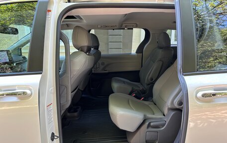 Toyota Sienna, 2021 год, 3 700 000 рублей, 14 фотография