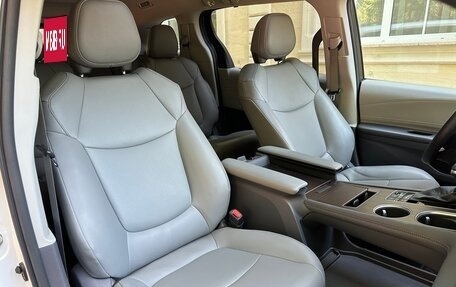 Toyota Sienna, 2021 год, 3 700 000 рублей, 20 фотография