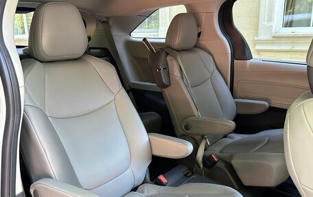 Toyota Sienna, 2021 год, 3 700 000 рублей, 26 фотография