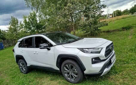Toyota RAV4, 2024 год, 3 700 000 рублей, 2 фотография
