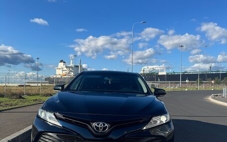 Toyota Camry, 2018 год, 2 350 000 рублей, 9 фотография