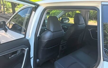 Toyota RAV4, 2021 год, 2 800 000 рублей, 8 фотография