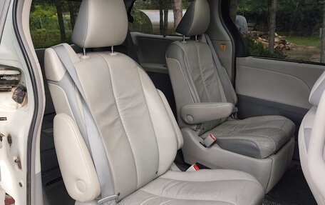 Toyota Sienna III, 2011 год, 2 600 000 рублей, 3 фотография