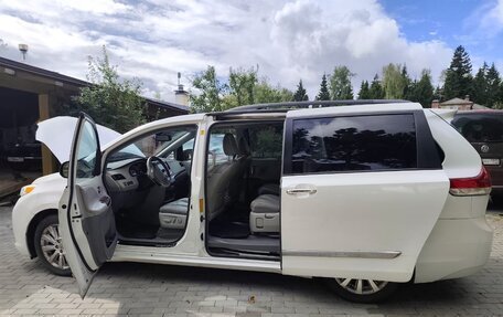 Toyota Sienna III, 2011 год, 2 600 000 рублей, 7 фотография