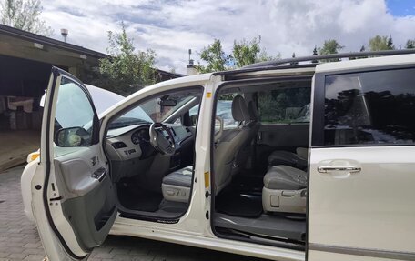 Toyota Sienna III, 2011 год, 2 600 000 рублей, 6 фотография